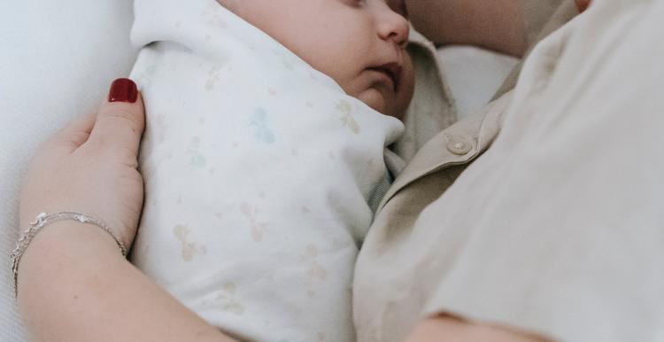 Mum sleeping with child Mum sleeping with child