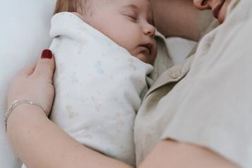 Mum sleeping with child