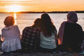4 women looking towards to the sunset
